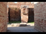 06863 ostia - regio i - insula ix - caseggiato del larario (i,ix,3) - fauces (4) - eingang - blick ri lararium - gesehen von sueden.jpg